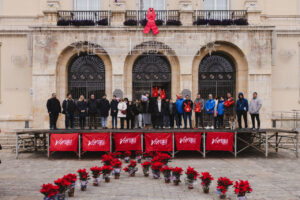 Lectura del manifiesto del Comité Antisida en la plaza Mayor de Palencia.