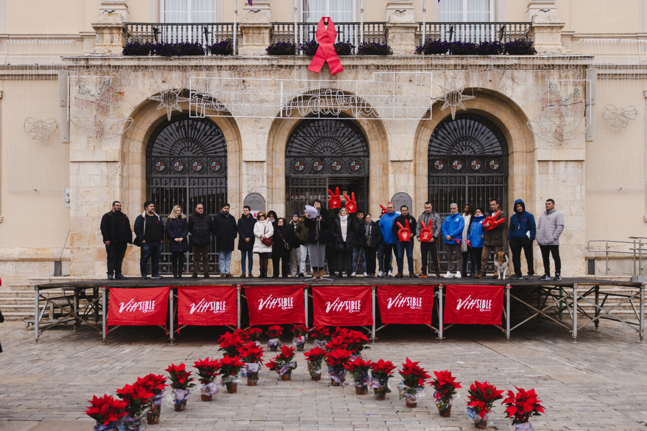 Lectura del manifiesto del Comité Antisida en la plaza Mayor de Palencia.