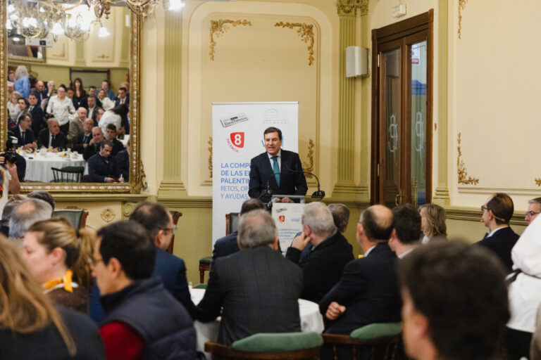 Carlos Fernández Carriedo hablando en un desayuno informativo sobre competitividad empresarial en Palencia.