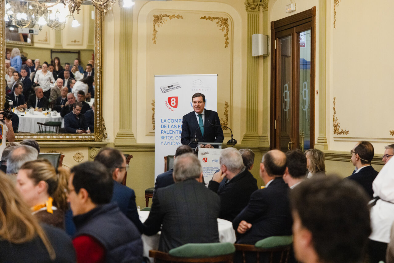 Carlos Fernández Carriedo hablando en un desayuno informativo sobre competitividad empresarial en Palencia.