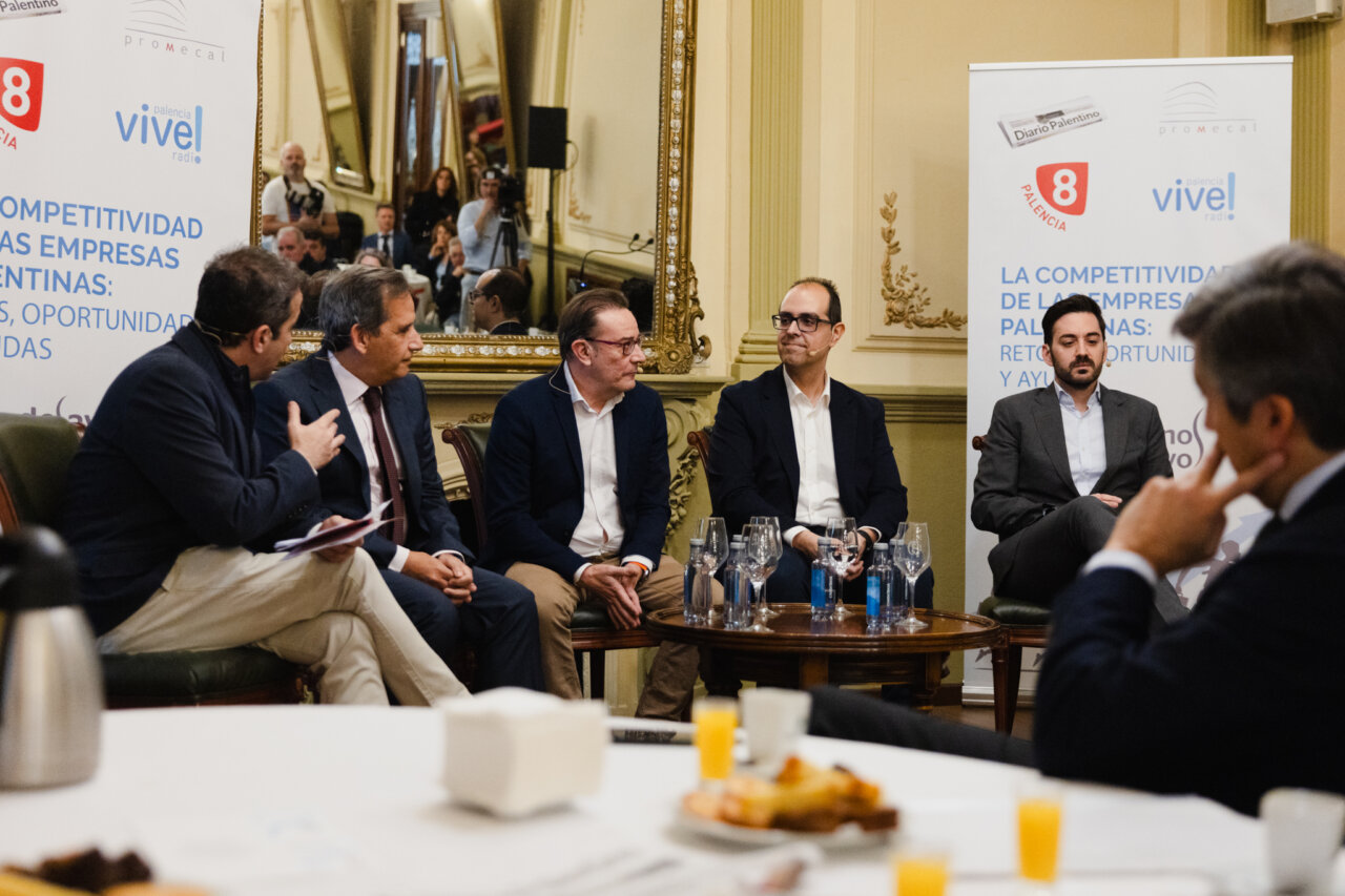 Panel de discusión sobre competitividad empresarial en Palencia.