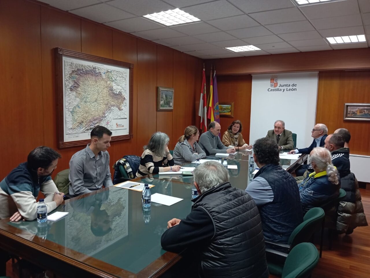 Reunión del Consejo Territorial de Pesca en Palencia con varios participantes.