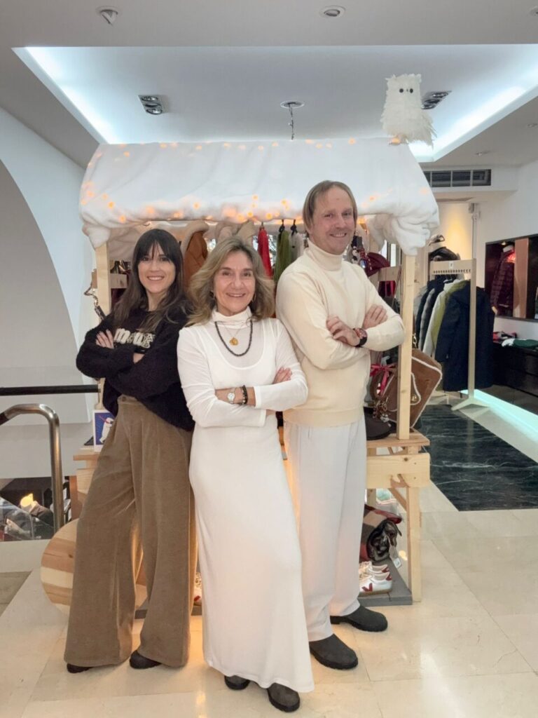 Familia Benayas en la tienda Cortemax, mostrando su legado en moda.