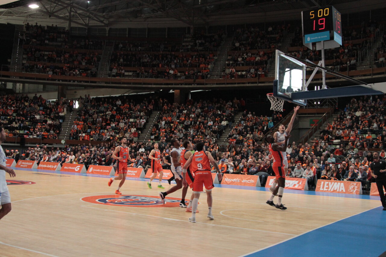 Jugadores de baloncesto en acción durante un partido en Coruña