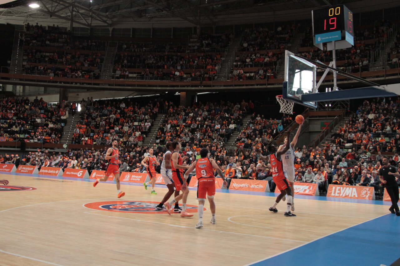 Jugadores de baloncesto en un partido entre Coruña y Palencia