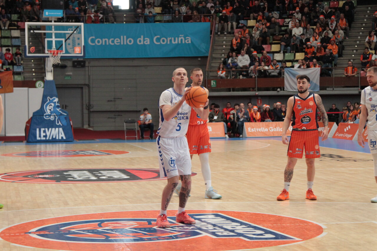 Jugador de baloncesto lanzando un tiro libre en un partido