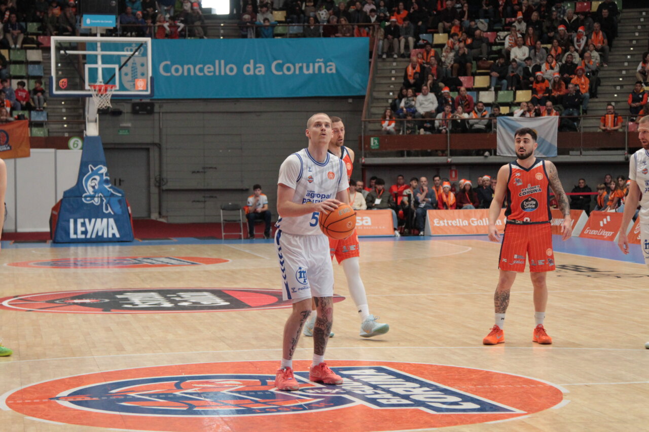 Jugador lanzando un tiro libre en un partido de baloncesto