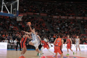 Jugadores de baloncesto en un partido entre Coruña y Palencia