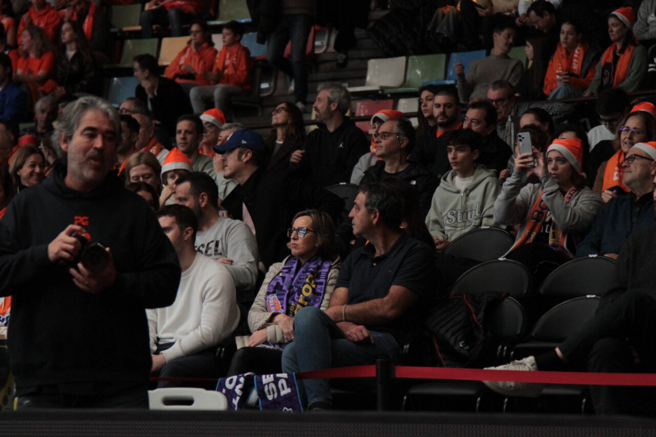 Espectadores animando en un partido de baloncesto en Palencia.