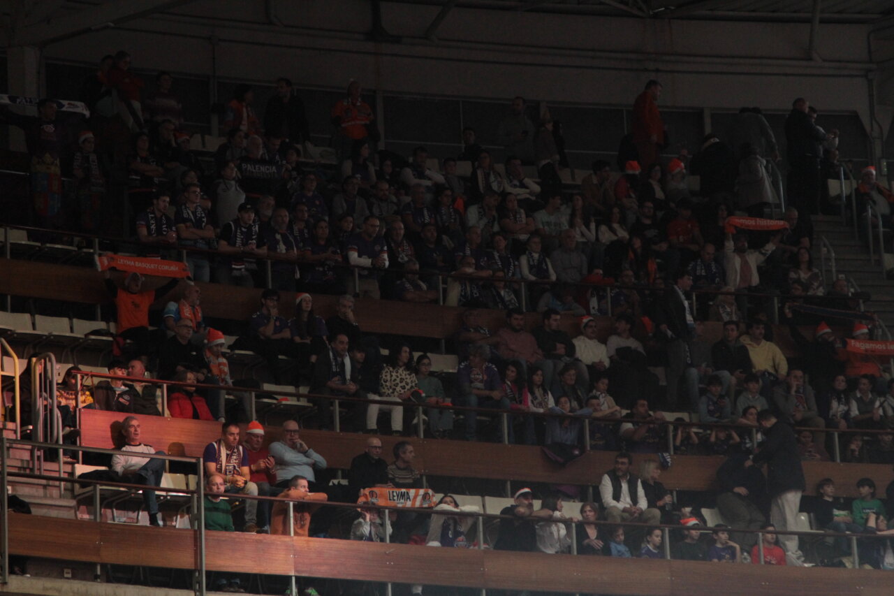 Aficionados del Palencia Basket en un partido de baloncesto