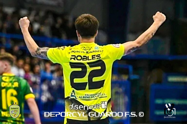 Jugador del Deporcyl Guardo FS celebrando una victoria en el partido