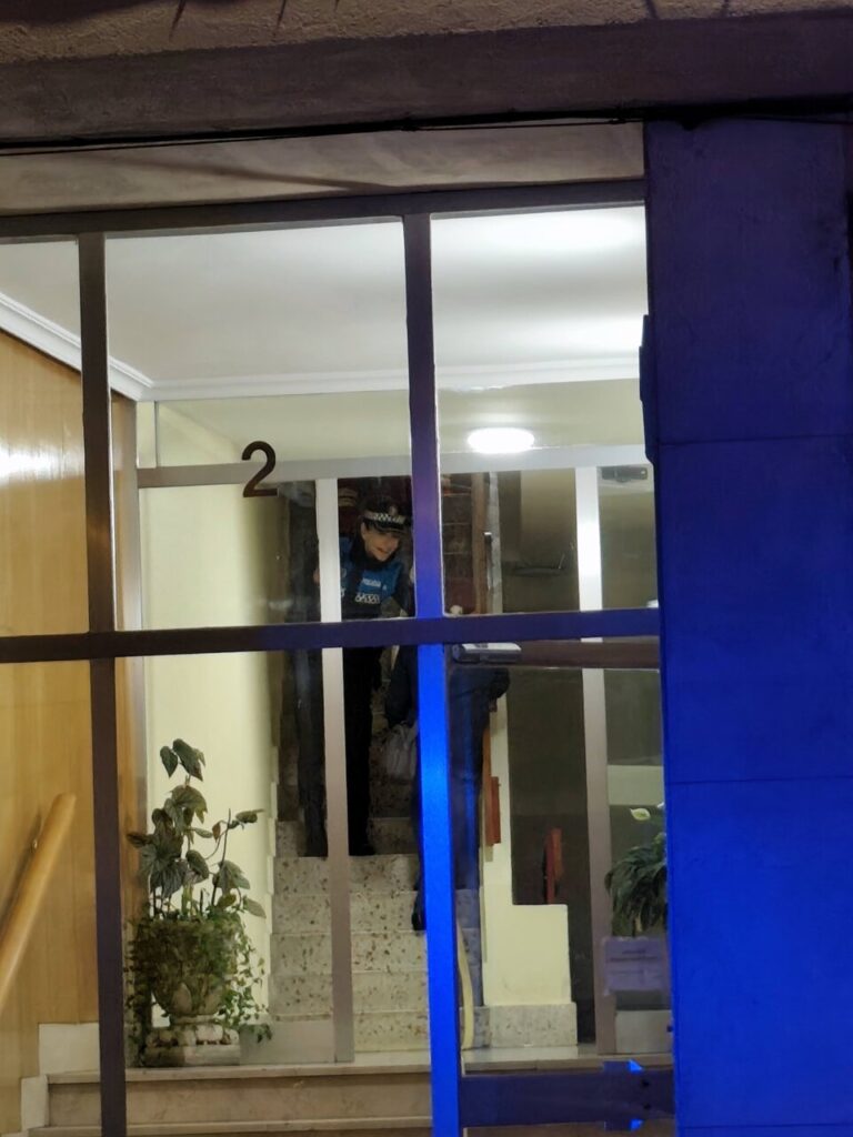 Bomberos y Policía Local en el edificio desalojado por humo