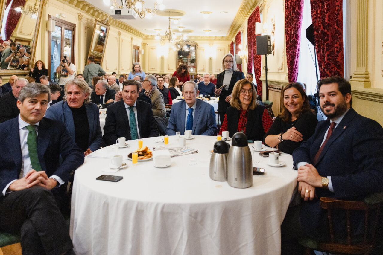 Asistentes en un desayuno informativo sobre competitividad empresarial en Palencia