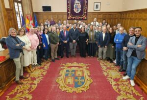 Grupo de personas en el desayuno navideño del Ayuntamiento de Palencia
