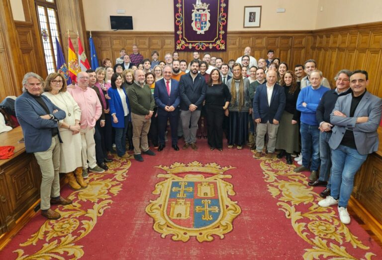 Grupo de personas en el desayuno navideño del Ayuntamiento de Palencia