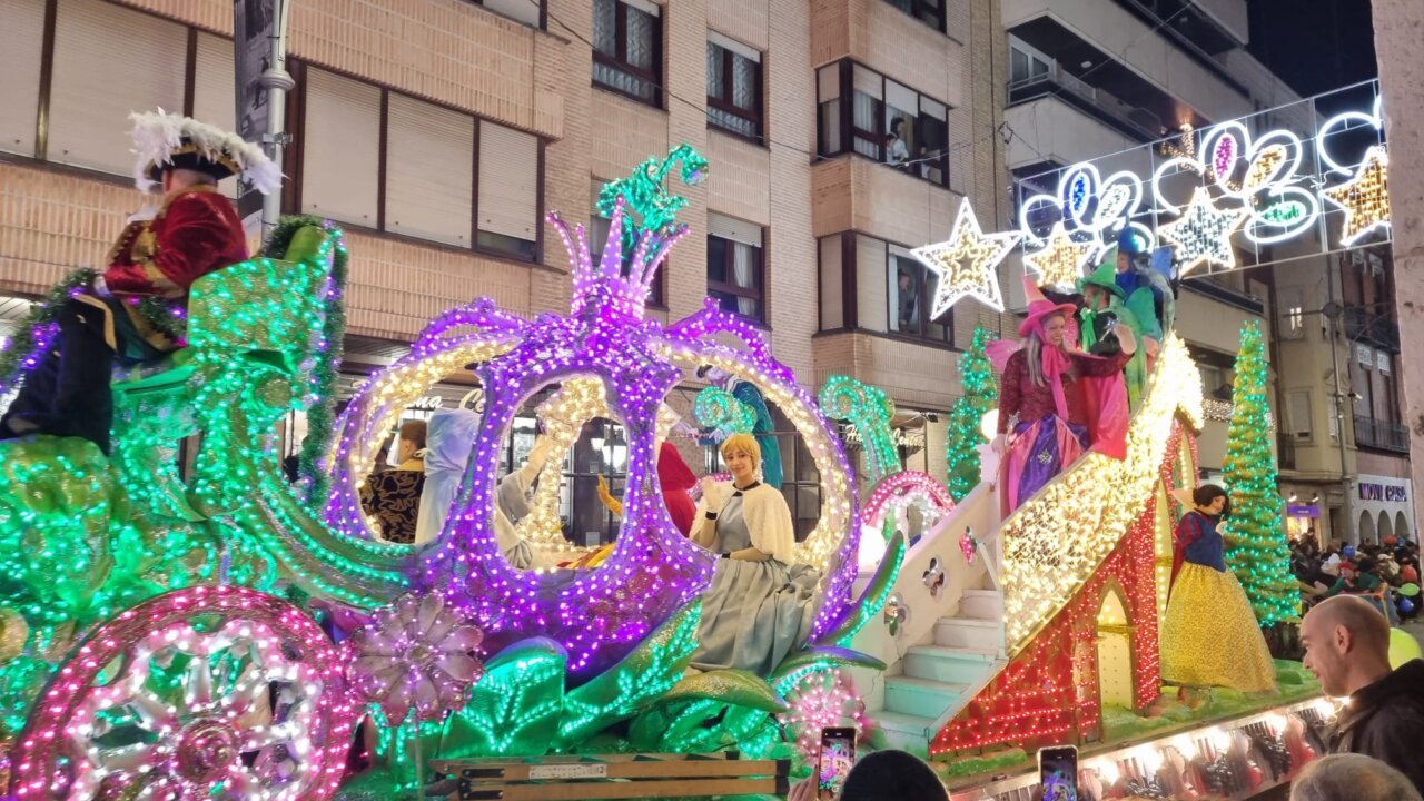 Carroza iluminada de Navidad con personajes de cuentos en un desfile