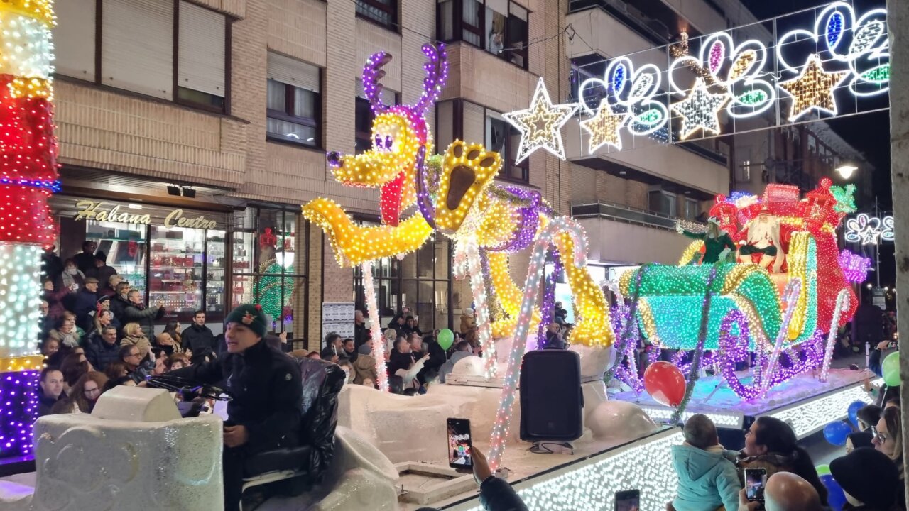 Carroza navideña iluminada con un perro de luces y Santa Claus.
