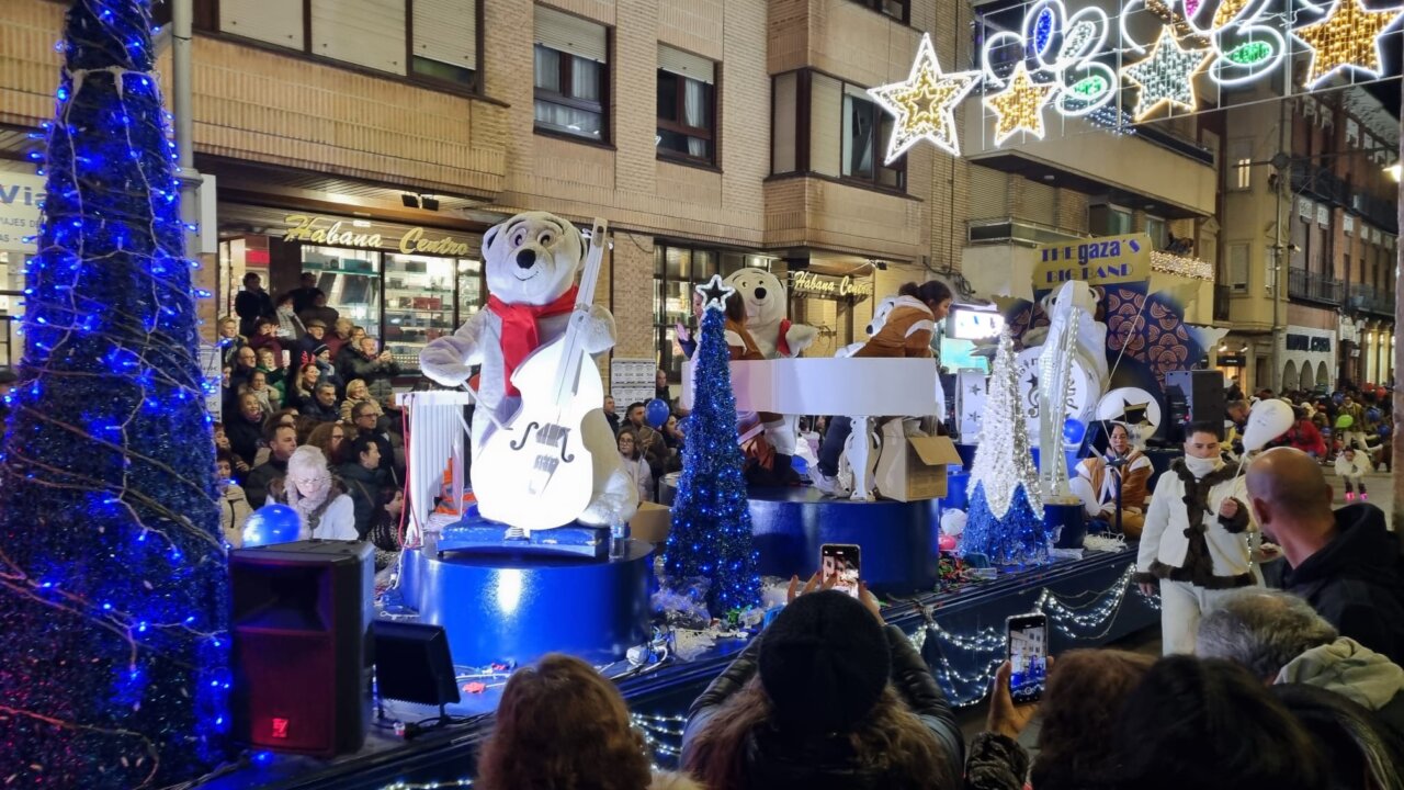 Desfile navideño con osos polares y decoraciones festivas