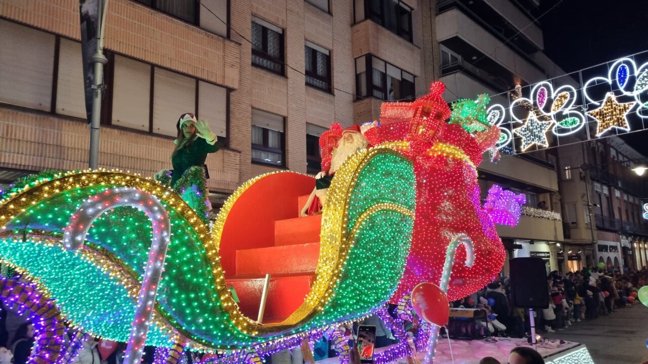 Carroza iluminada con personajes navideños en un desfile