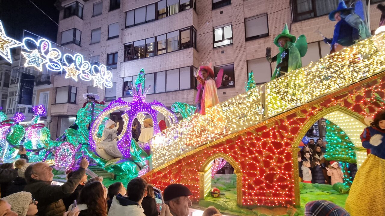 Desfile navideño en Palencia con luces y personajes festivos.