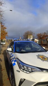 Vehículo policial en la escena de un incidente de violencia de género