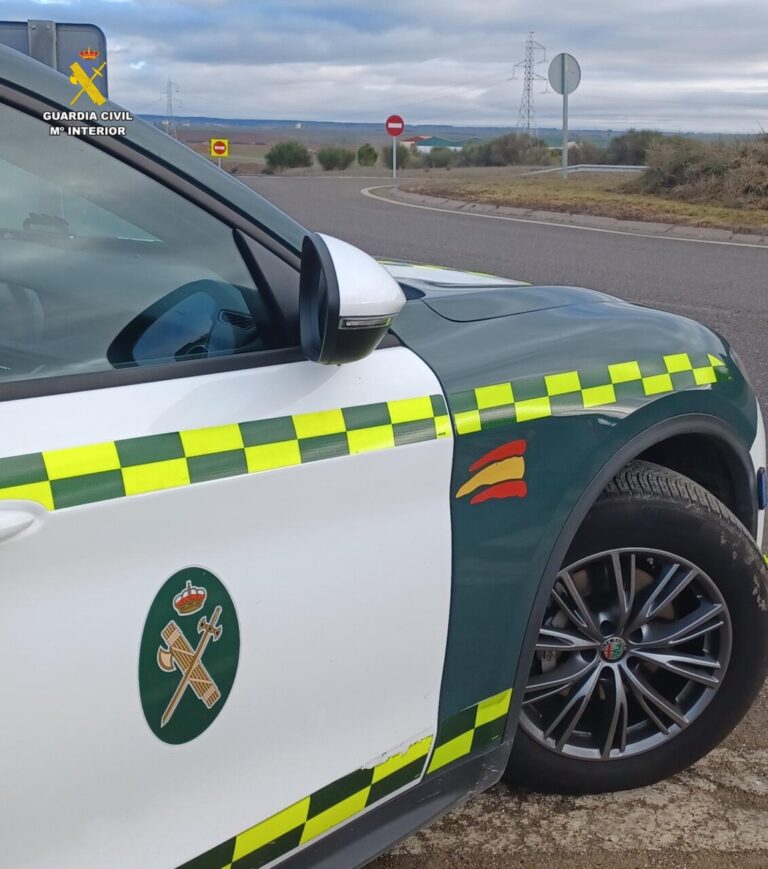 Vehículo de la Guardia Civil en un accidente de tráfico en Magaz de Pisuerga