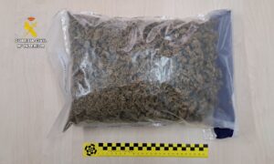 Paquete con marihuana decomisado por la Guardia Civil