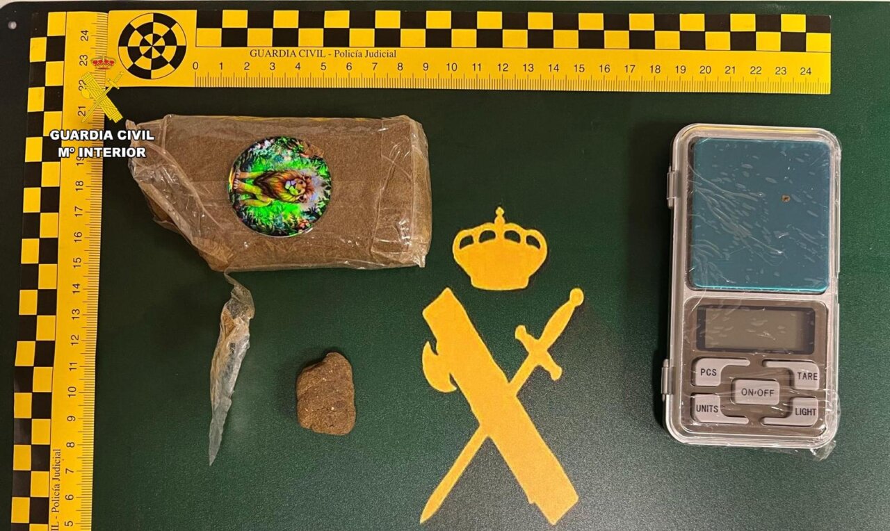 Báscula de precisión y hachís confiscado por la Guardia Civil en Guardo