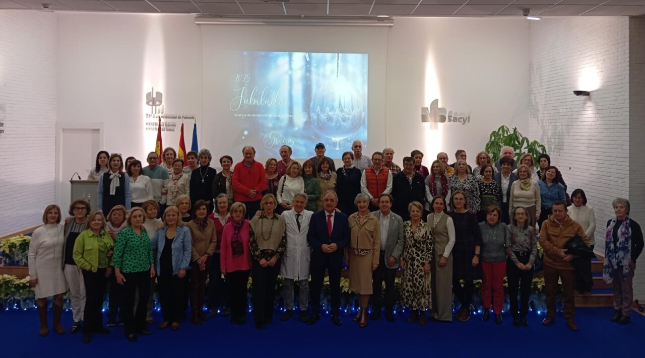 Grupo de profesionales jubilados en el acto de homenaje en Palencia