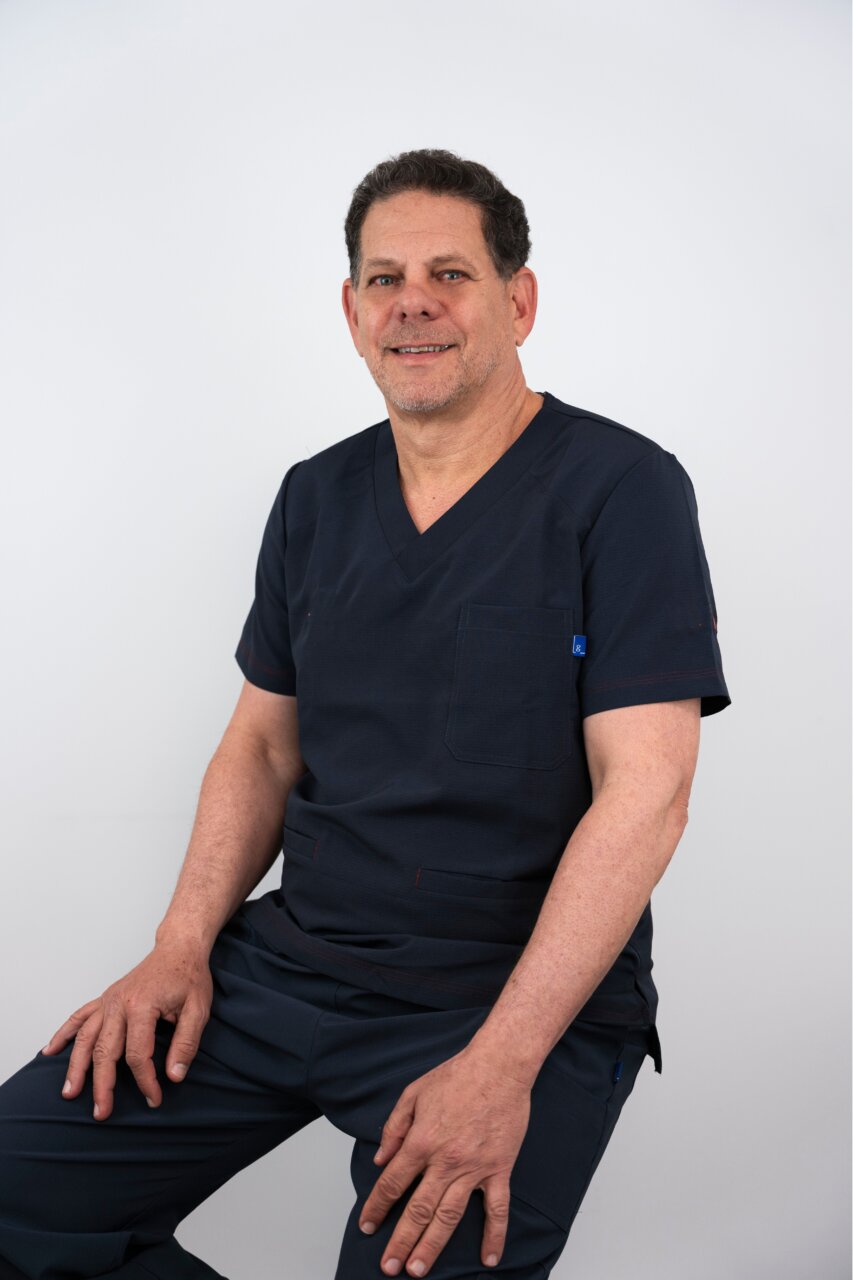 Doctor David Morales en la Clínica Morales Cervera, vestido de uniforme médico.