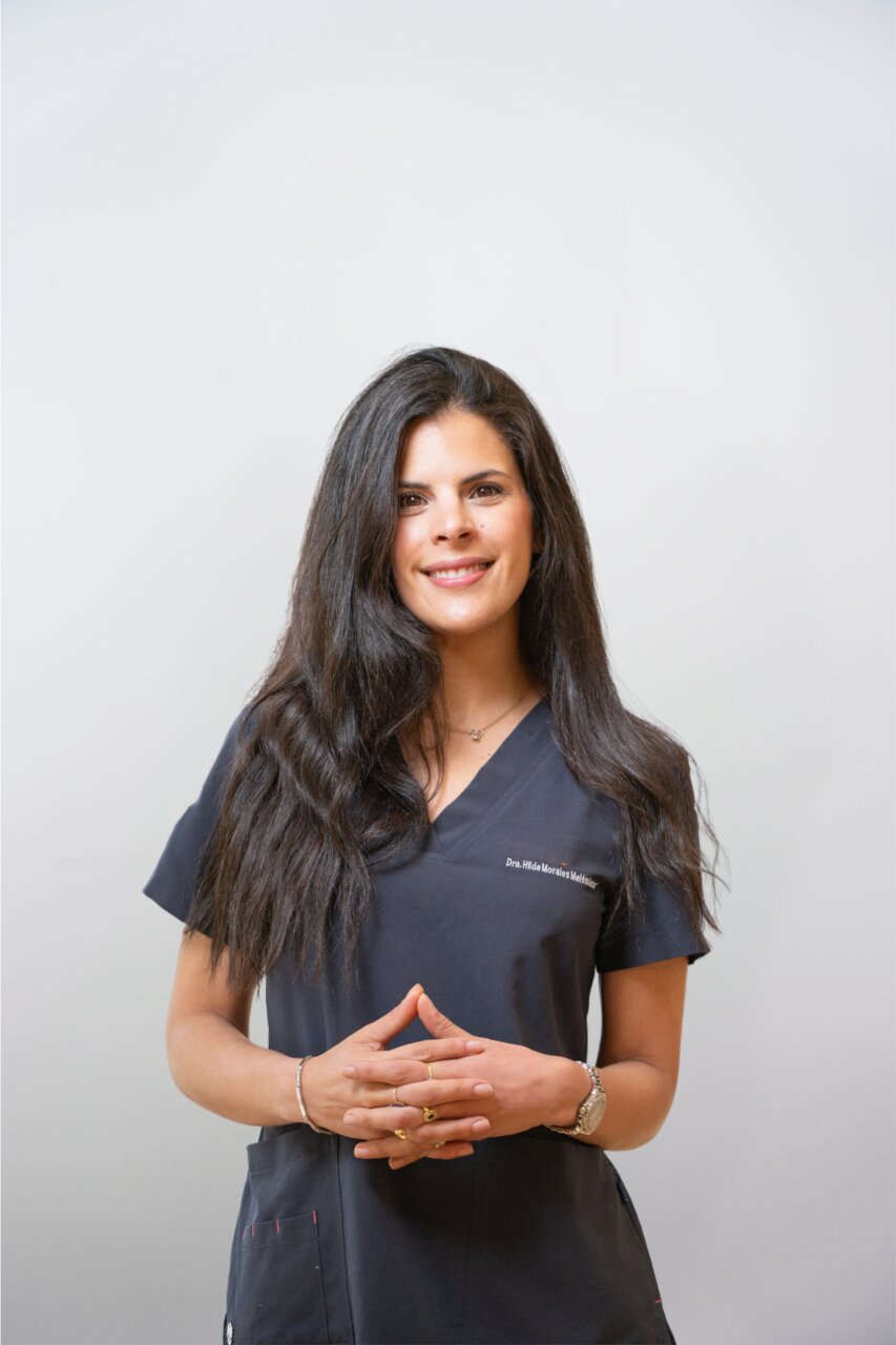 Doctora Hilde Morales Melendez en su uniforme de trabajo sonriendo