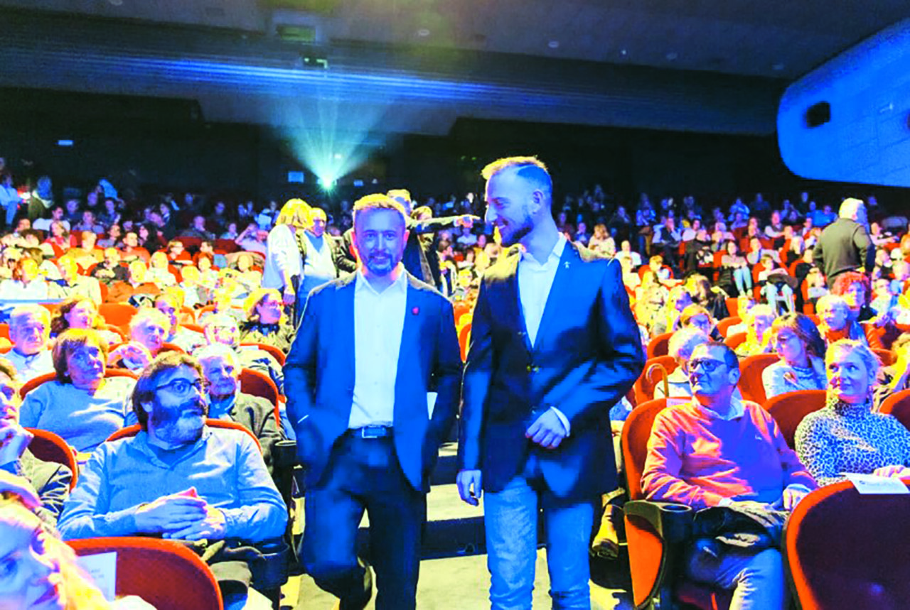 Asistentes al preestreno del documental Isla Indómita en un cine