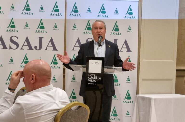Donaciano Dujo hablando en un evento de Asaja en Palencia.