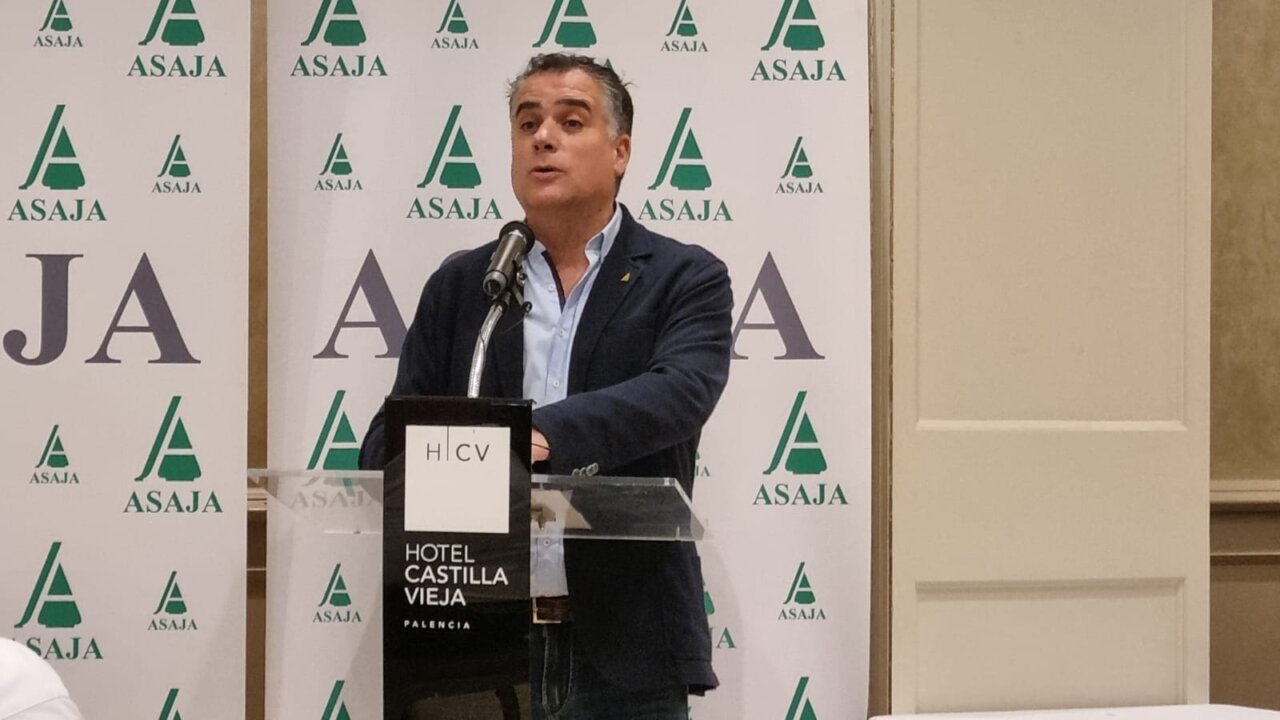 Donaciano Dujo hablando en un evento de Asaja en Palencia