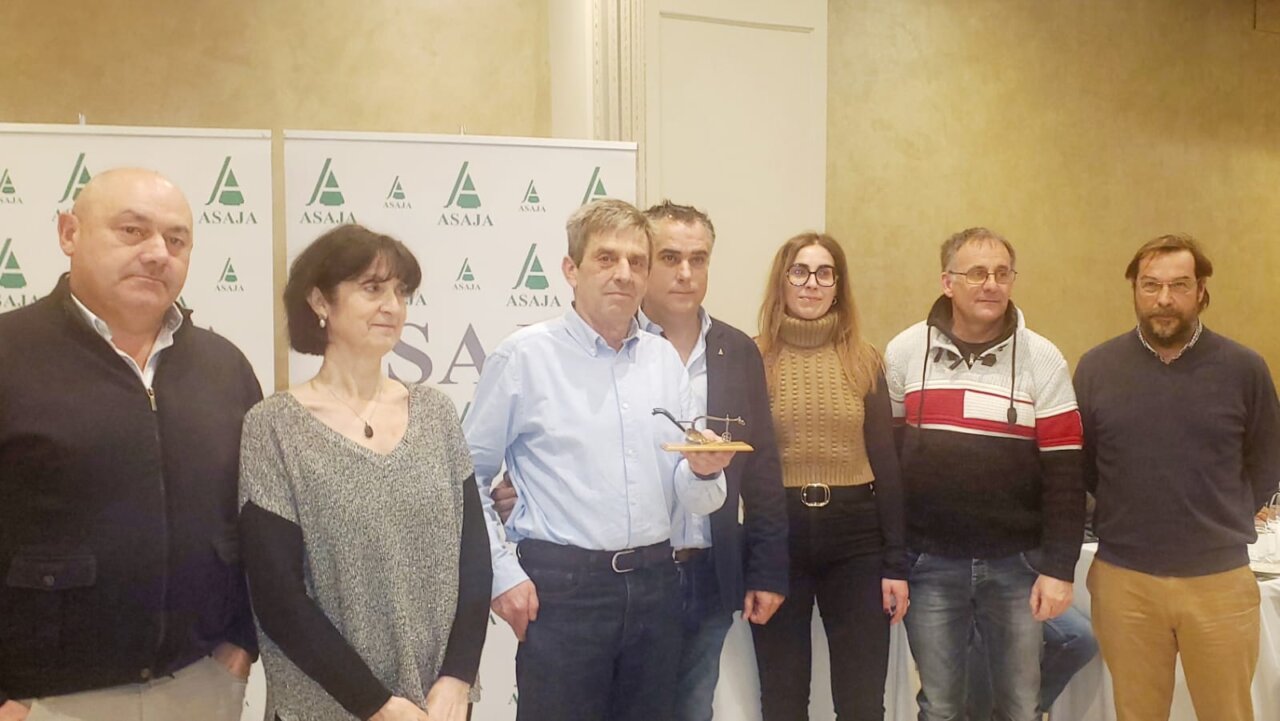 Donaciano Dujo y miembros de Asaja en un evento en Palencia