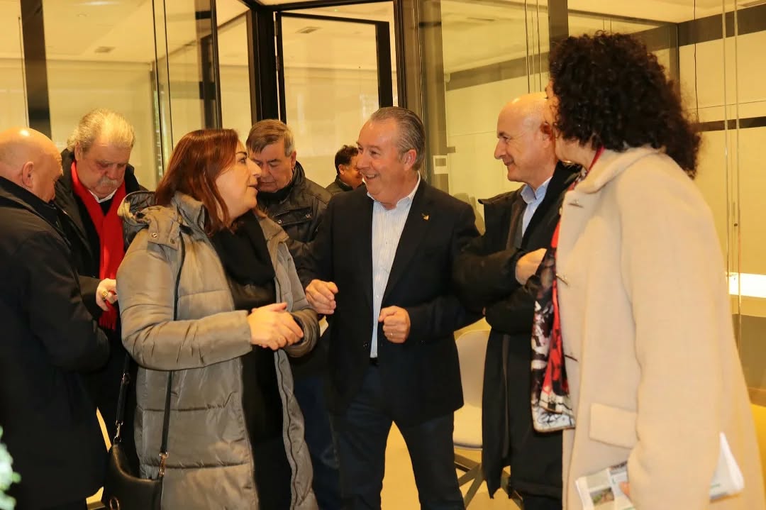 Donaciano Dujo y otros miembros de Asaja Palencia conversando en la inauguración.