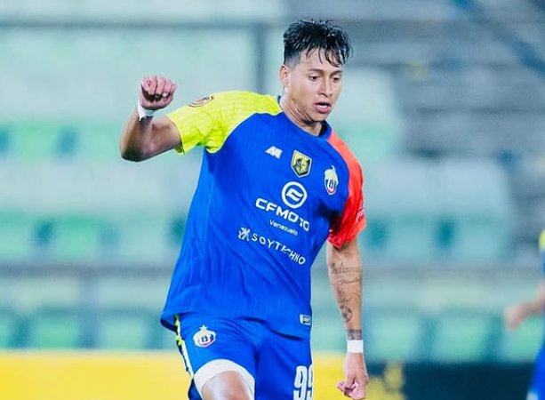 Edson Rivas jugando al fútbol con camiseta azul y amarilla