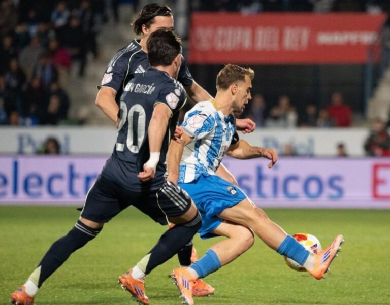 Edu Gallardo jugando un partido con el CF Talavera en acción