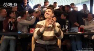 Edu Gallardo celebrando con su equipo antes del partido contra el Real Madrid.