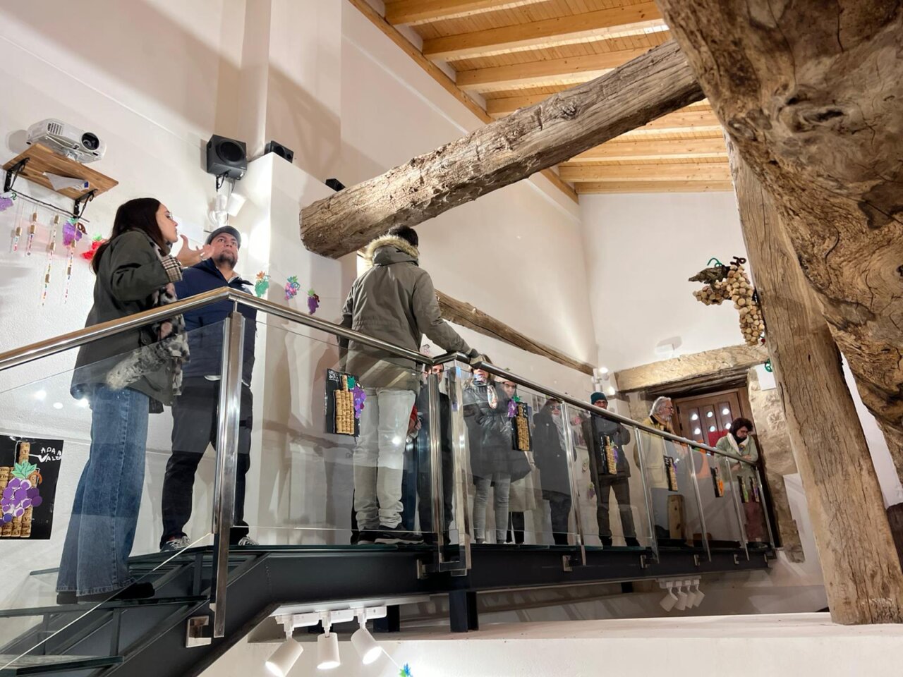 Grupo de personas en una bodega del Cerrato Palentino durante una visita guiada.