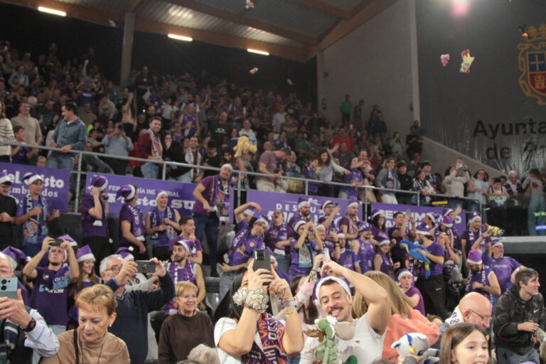 Aficionados del Palencia celebrando en un partido de baloncesto