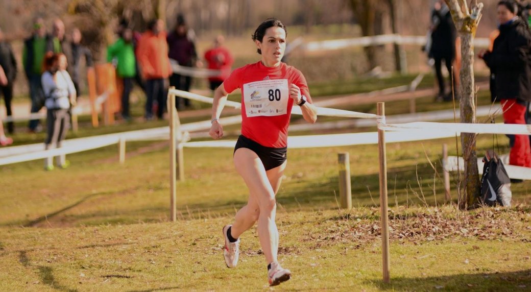 Elisa Hernández corriendo en una competición de atletismo en un parque.