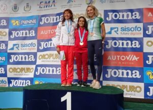 Elisa Hernández en el podio con medallas en competición de atletismo