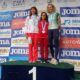 Elisa Hernández en el podio con medallas en competición de atletismo