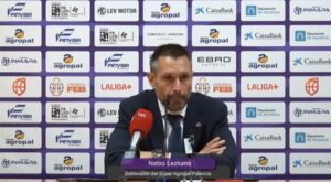 Natxo Lezkano, entrenador del Súper Agropal Palencia en una rueda de prensa