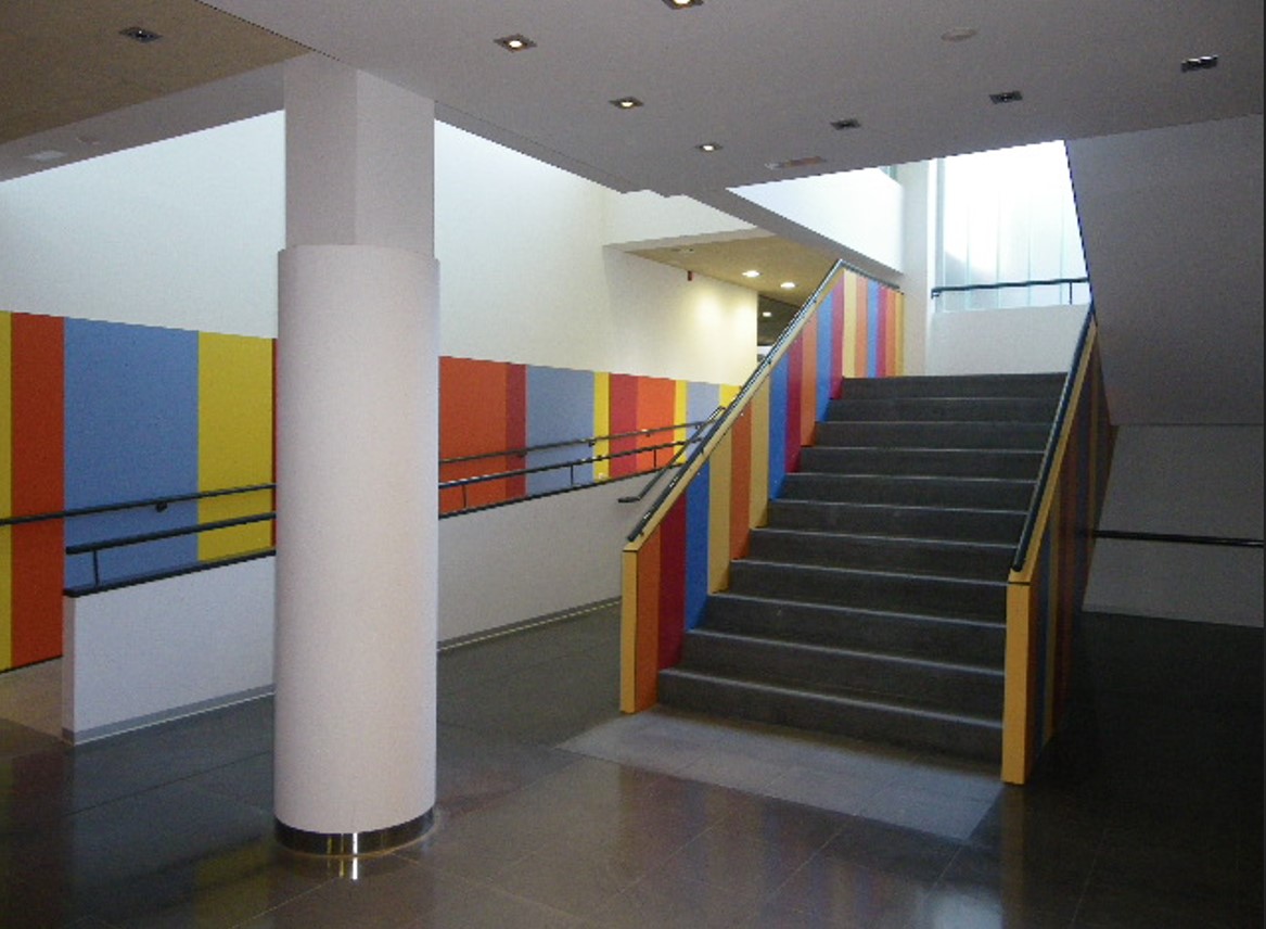 Escalera con colores geométricos en un espacio interior moderno.