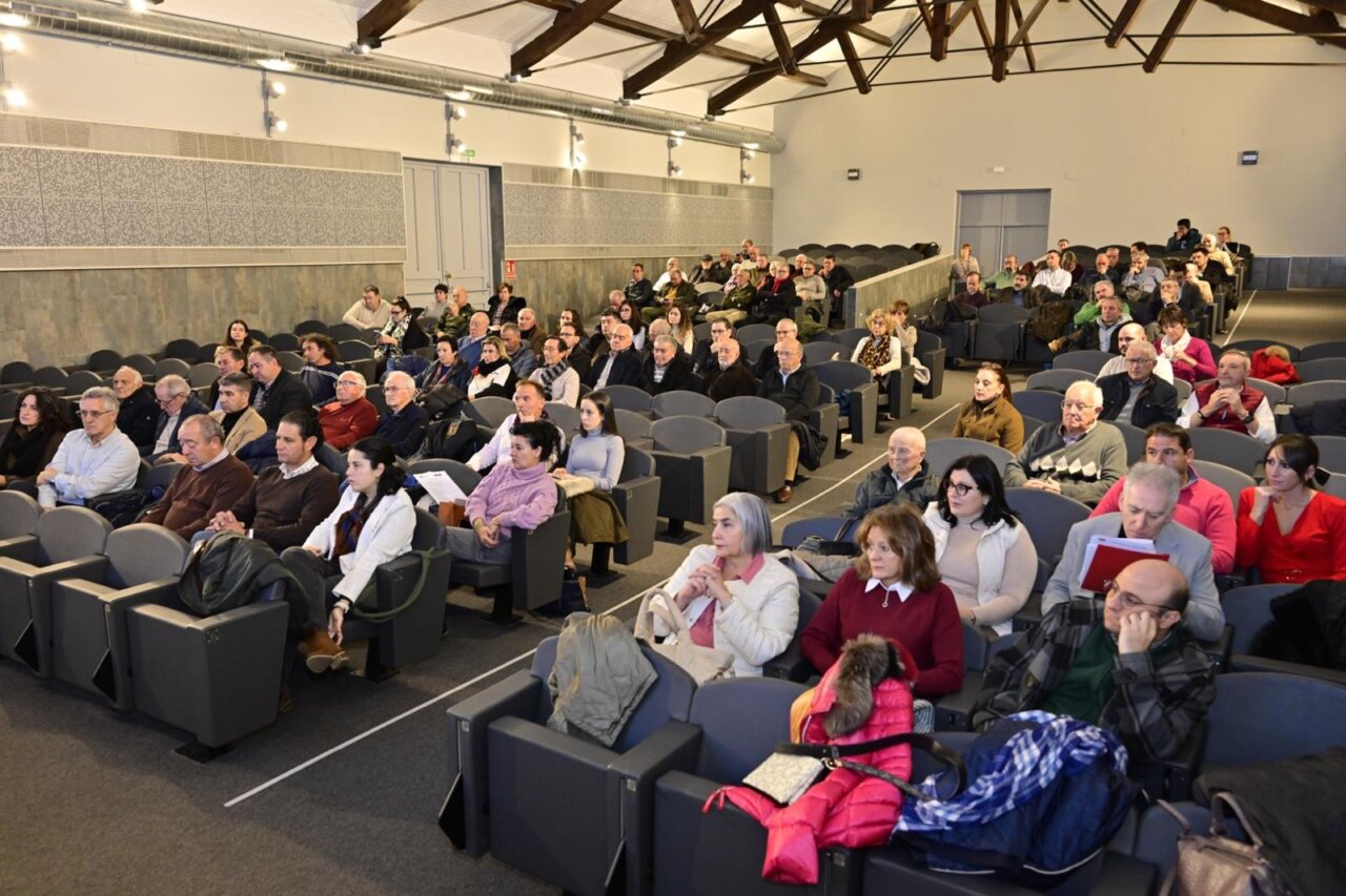 Asistentes en la Escuela de Alcaldes en Palencia discutiendo sobre el abastecimiento de agua.