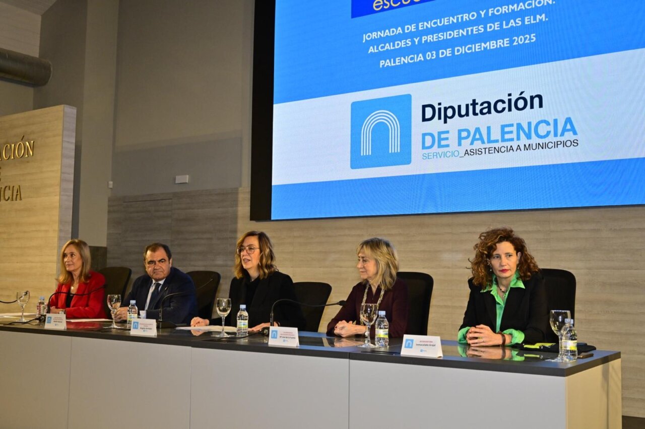 Reunión de alcaldes en la Escuela de Alcaldes de Palencia en 2025