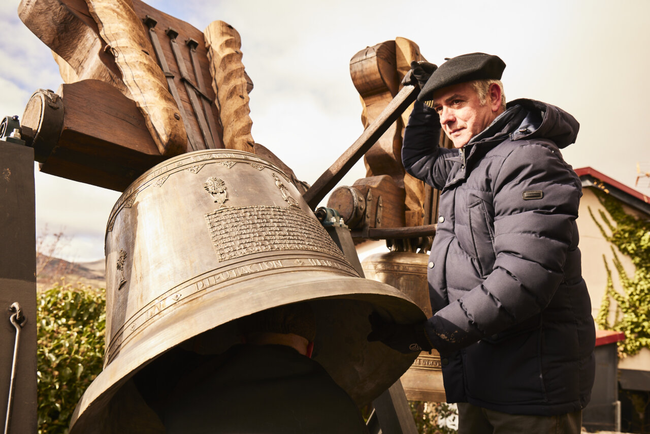 Hombre tocando una campana en la Escuela de Campaneros de Fuenteodra