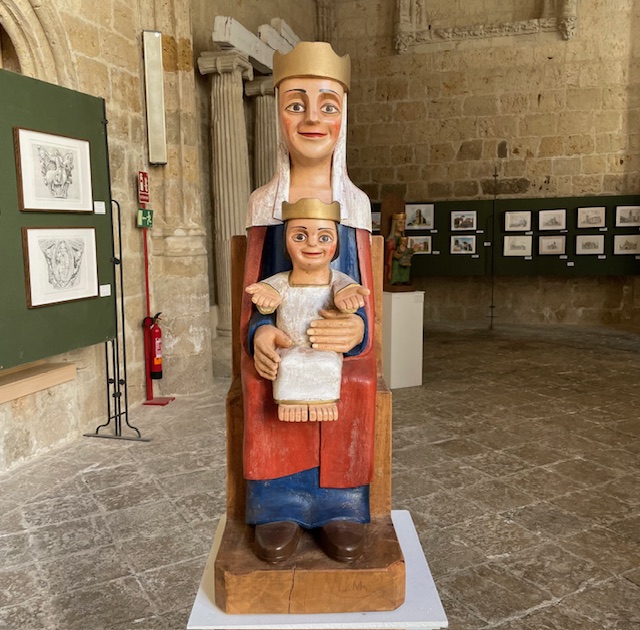 Escultura de la Virgen con el Niño en la catedral de Palencia